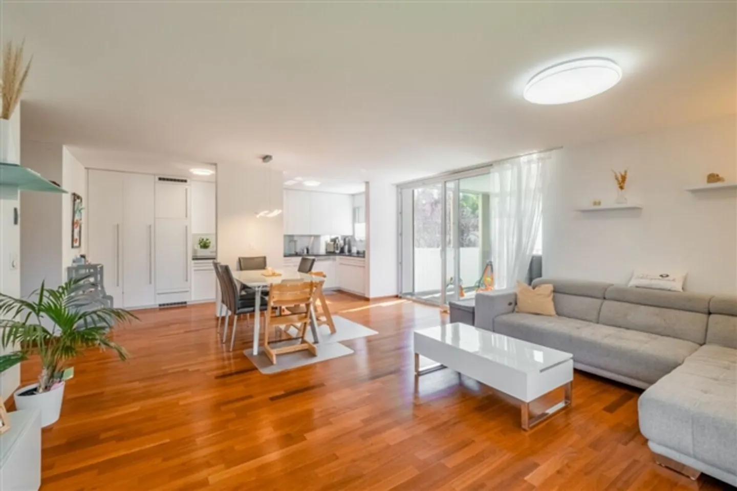 Appartement familial de 4,5 pièces avec jardin d'hiver - situé au calme, près du centre - Photo 3 sur 15