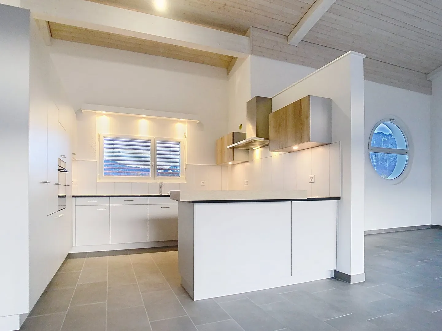 Superbe attique entièrement rénové - Photo 3 sur 12