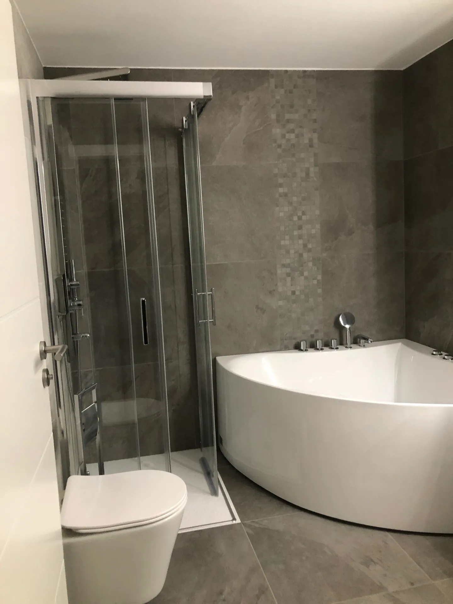 Grand appartement de 4,5 pièces au centre de Naters avec vue dégagée - Photo 7 sur 11