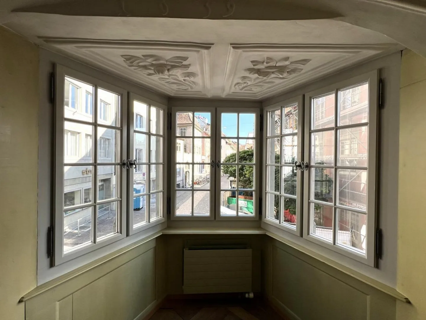 Appartamento unico di 4,5 stanze con una bella terrazza nel cortile - Foto 2 di 12