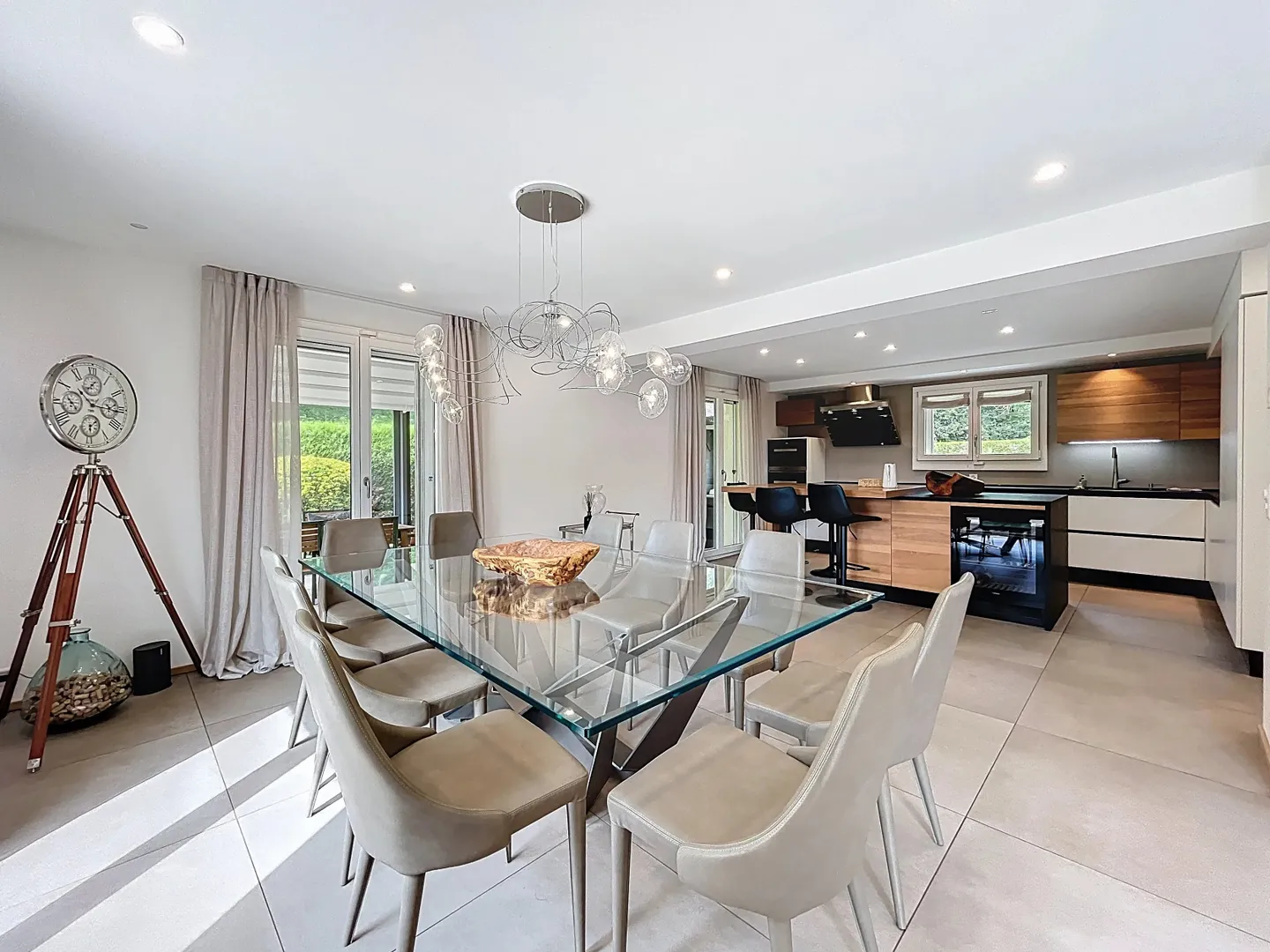 Stylish Villa with Pool - Photo 6 of 12