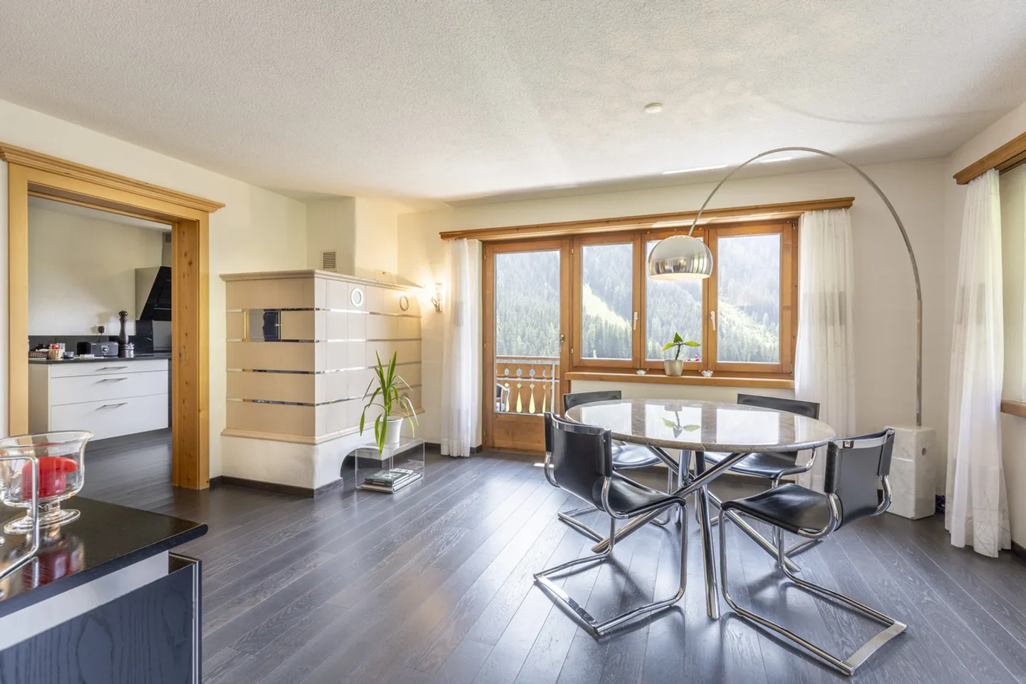 Your retreat in a prime location with beautiful views - Photo 4 of 9