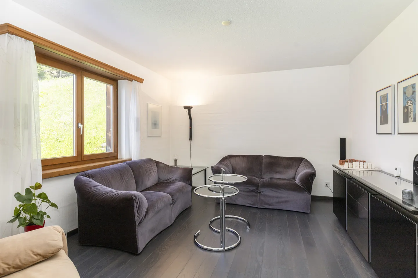 Your retreat in a prime location with beautiful views - Photo 3 of 9
