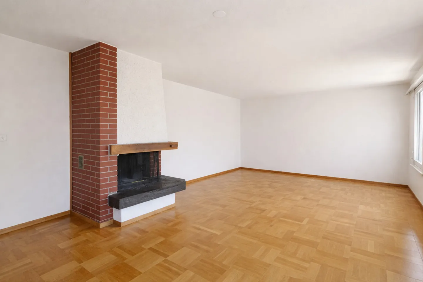 Rooms for Dreams - Detached, Sunny and with Potential - Photo 3 of 10