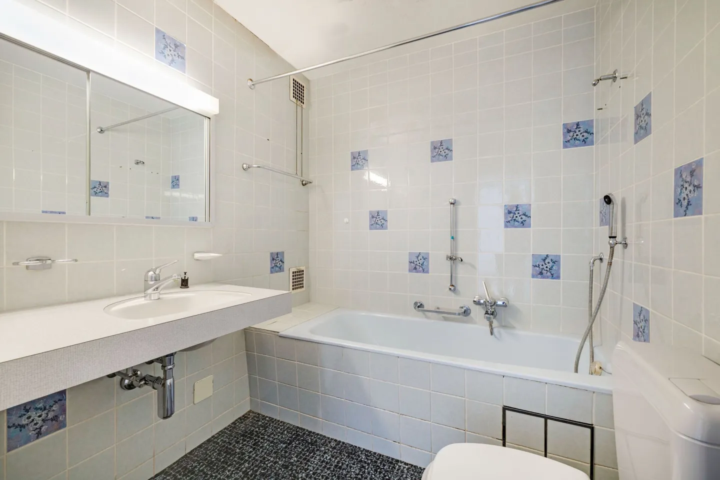 Ideale 3.5 Zimmer-Wohnung mit Ausbaupotential - Balkon und eigene Garagenbox - Foto 12 von 18