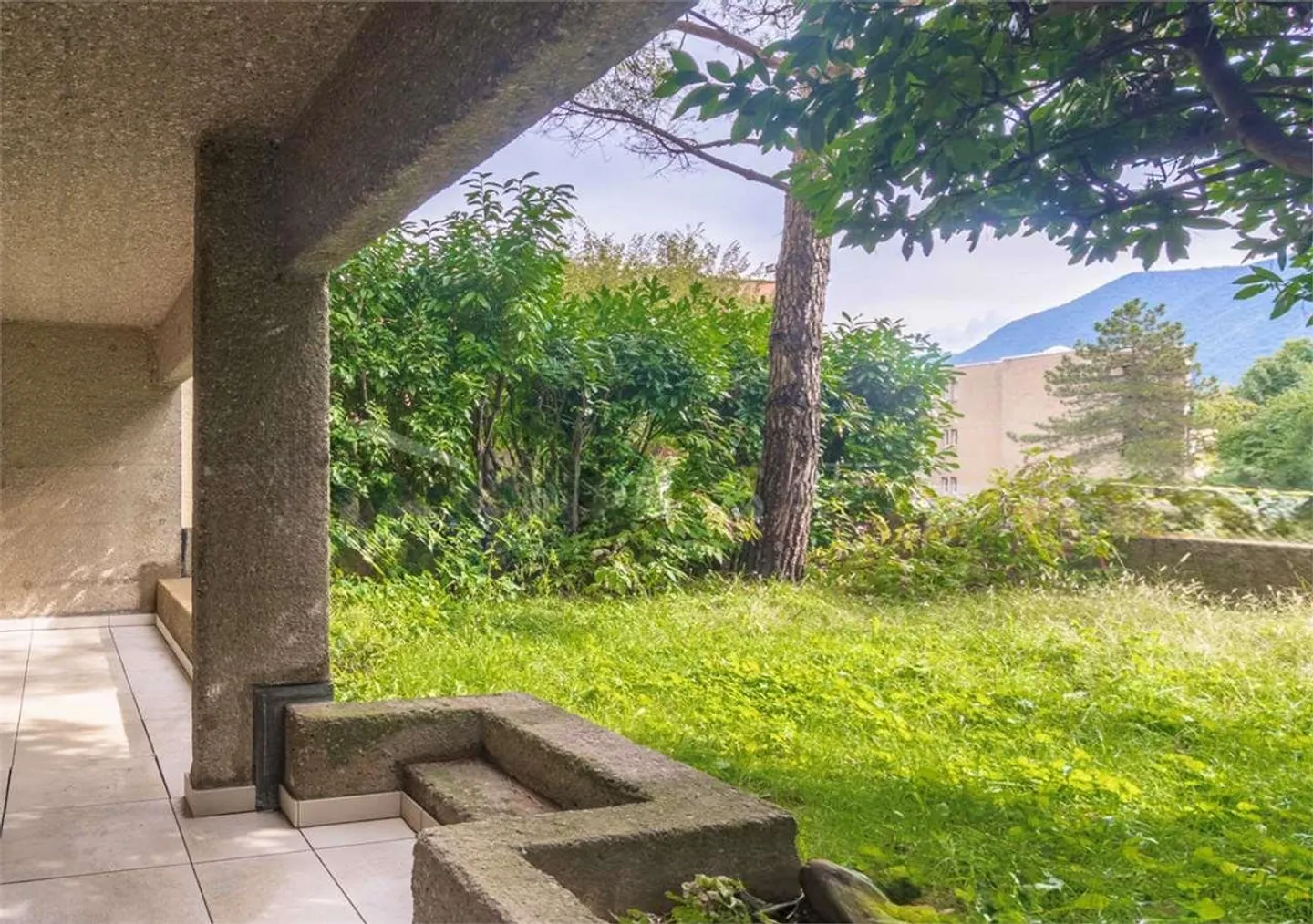 À Paradiso, appartement de 2,5 pièces avec jardin dans une résidence avec p - Photo 1 sur 5