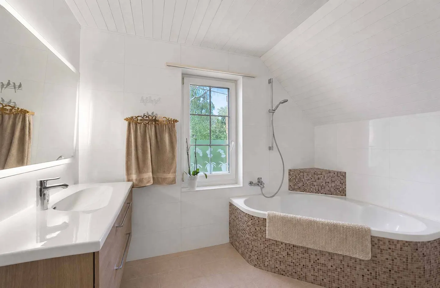 Esclusività: Casa indipendente di 7,5 locali               Bellissimo giardino con piscina - Foto 10 di 13