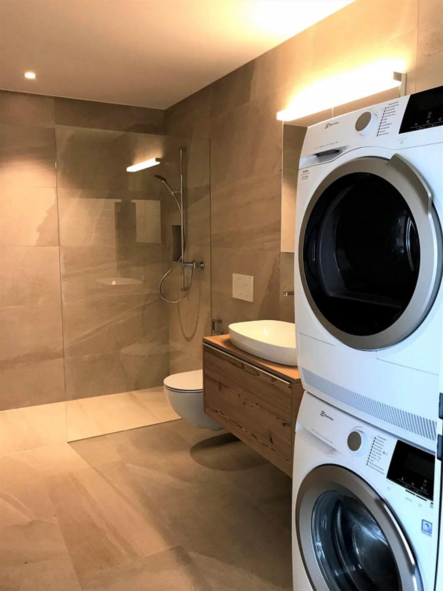 Appartamento singolo in standard di proprietà in una posizione centrale - Foto 8 di 9