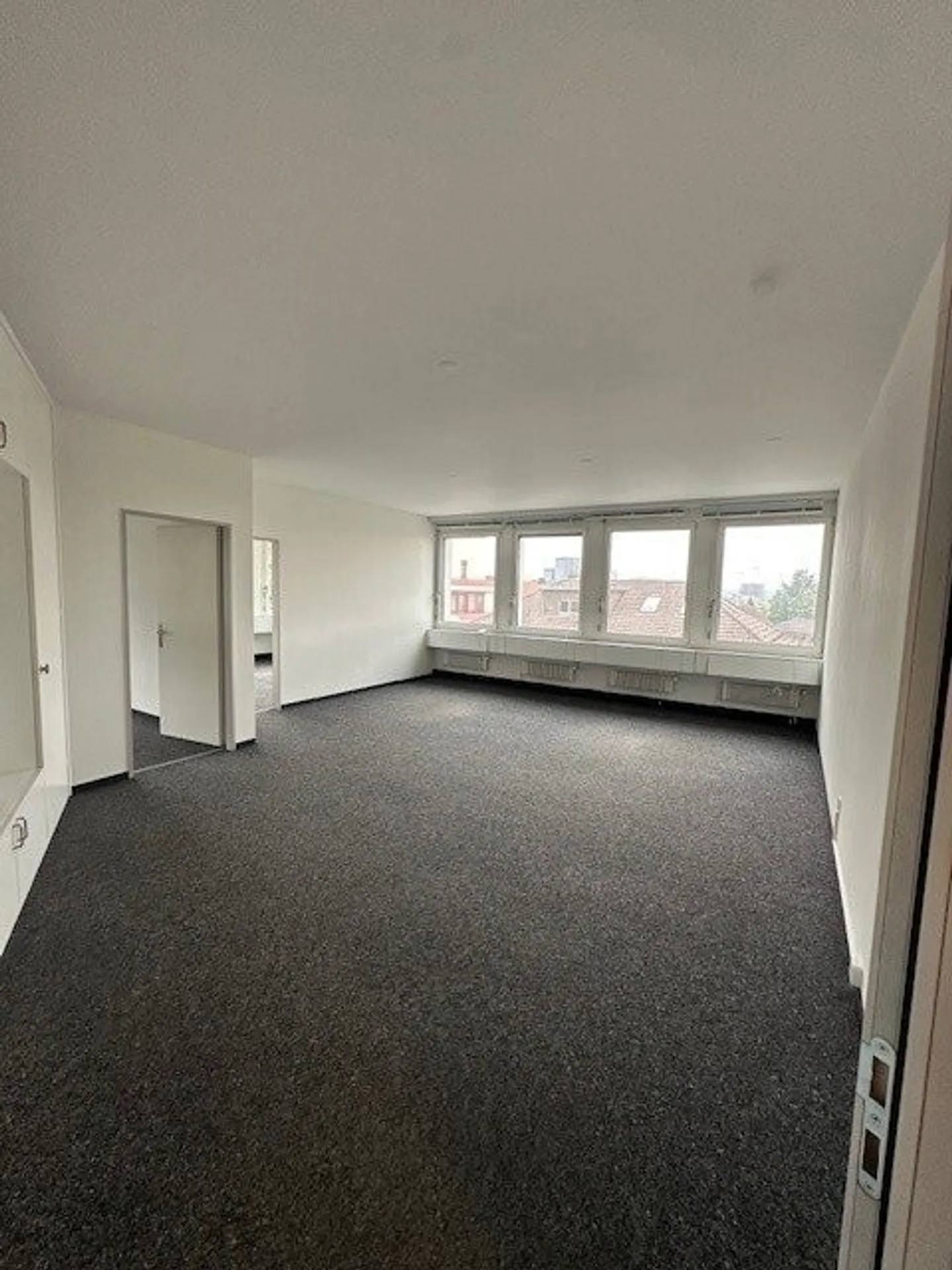 75 m2 de surface de bureau à louer à Zurich-Oerlikon - Photo 2 sur 8