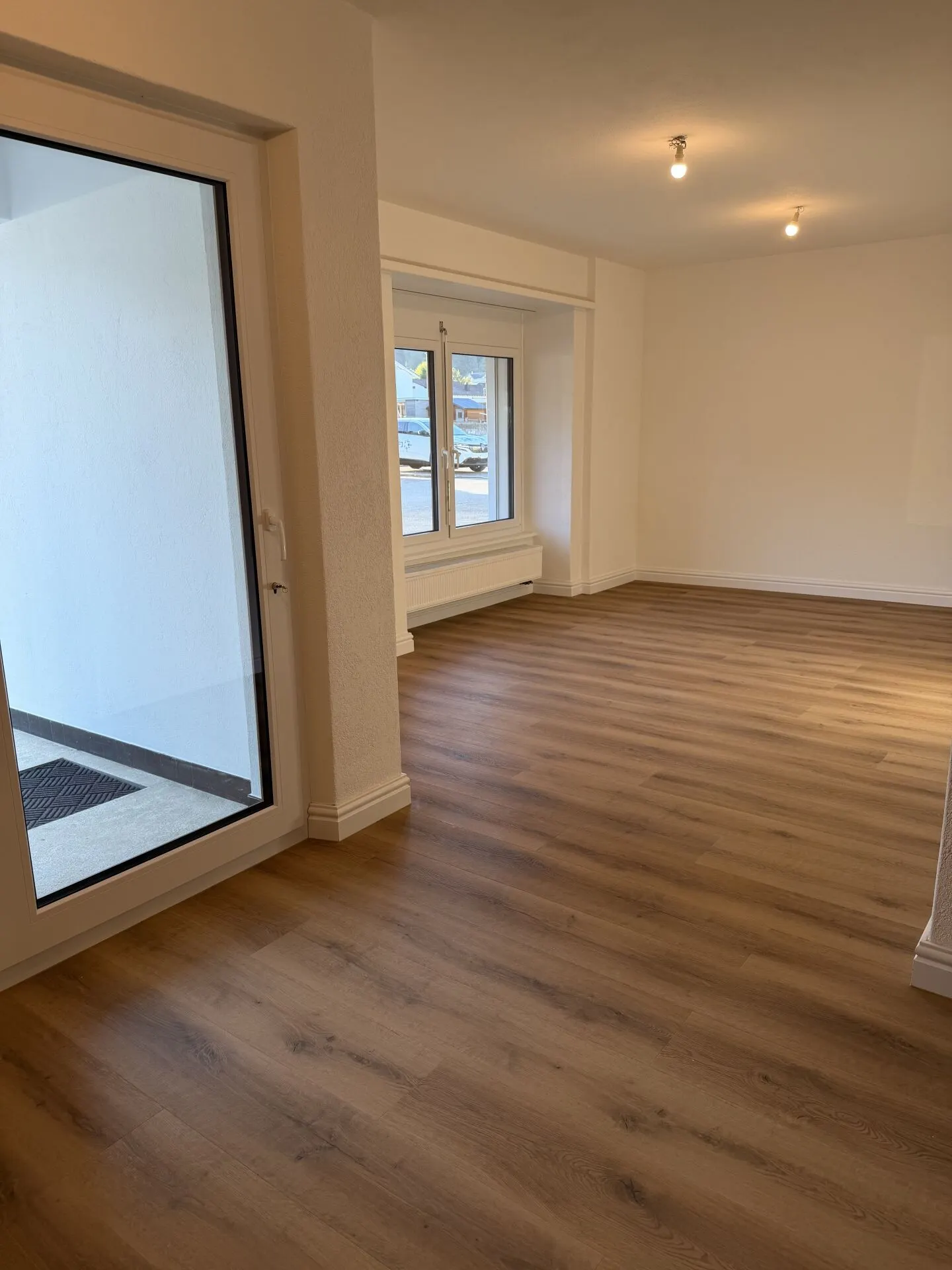 Wunderschöne 2,5 Zimmer im Erdgeschoss, komplett renoviert im Zentrum von Glovelier - Foto 1 von 11