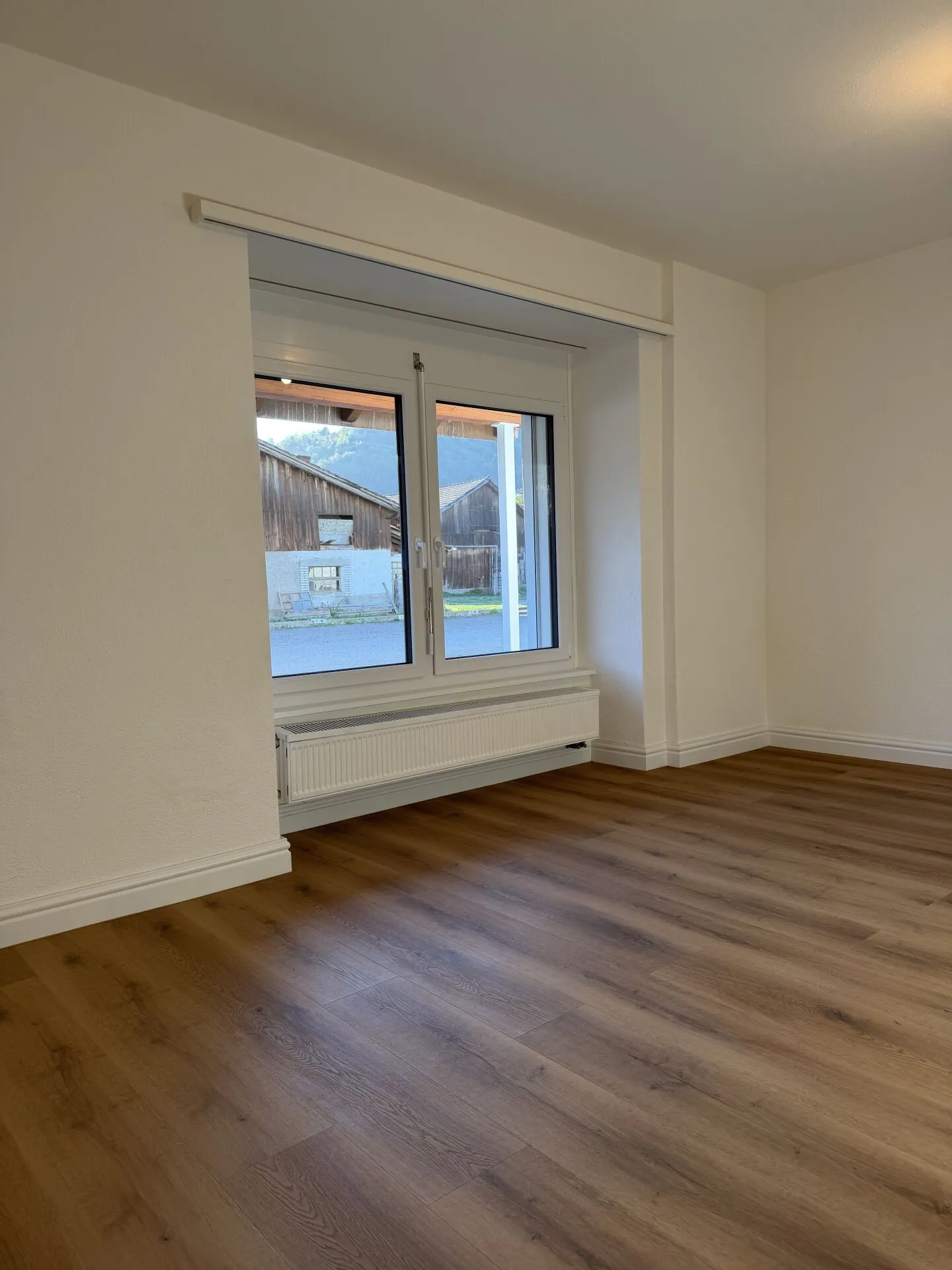 Wunderschöne 2,5 Zimmer im Erdgeschoss, komplett renoviert im Zentrum von Glovelier - Foto 2 von 11