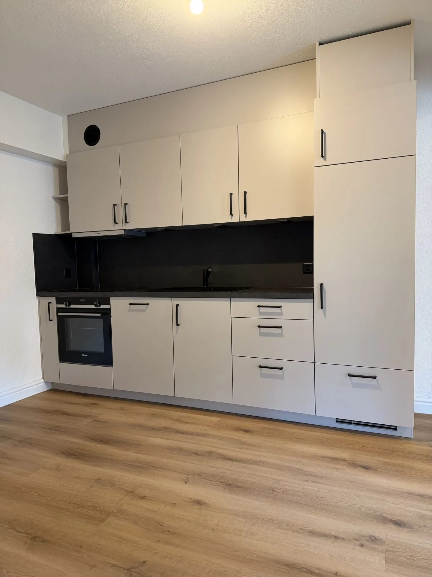 Wunderschöne 2,5 Zimmer im Erdgeschoss, komplett renoviert im Zentrum von Glovelier - Foto 6 von 11