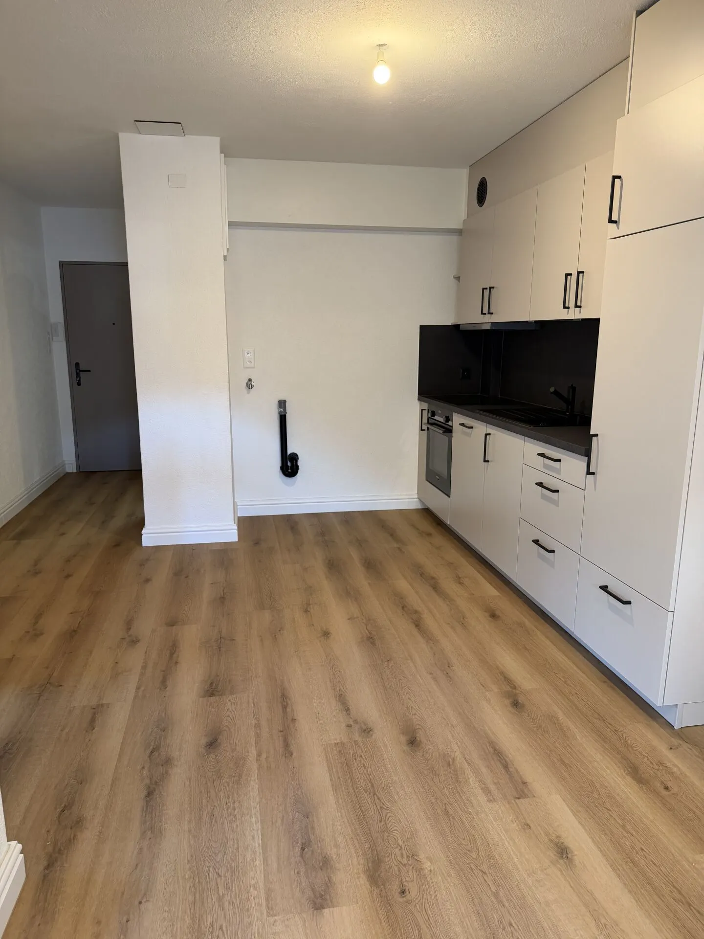 Wunderschöne 2,5 Zimmer im Erdgeschoss, komplett renoviert im Zentrum von Glovelier - Foto 7 von 11