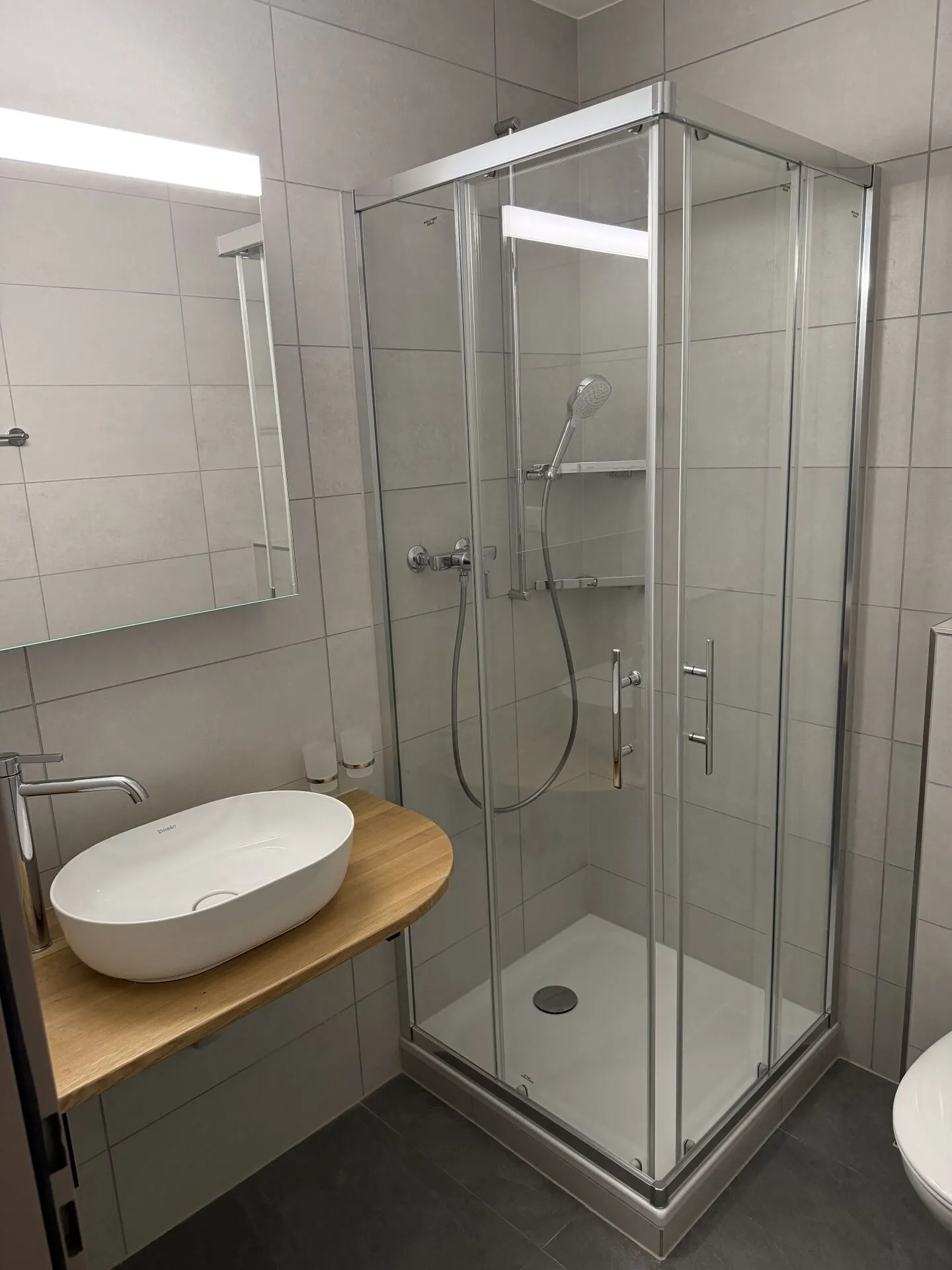 Wunderschöne 2,5 Zimmer im Erdgeschoss, komplett renoviert im Zentrum von Glovelier - Foto 8 von 11