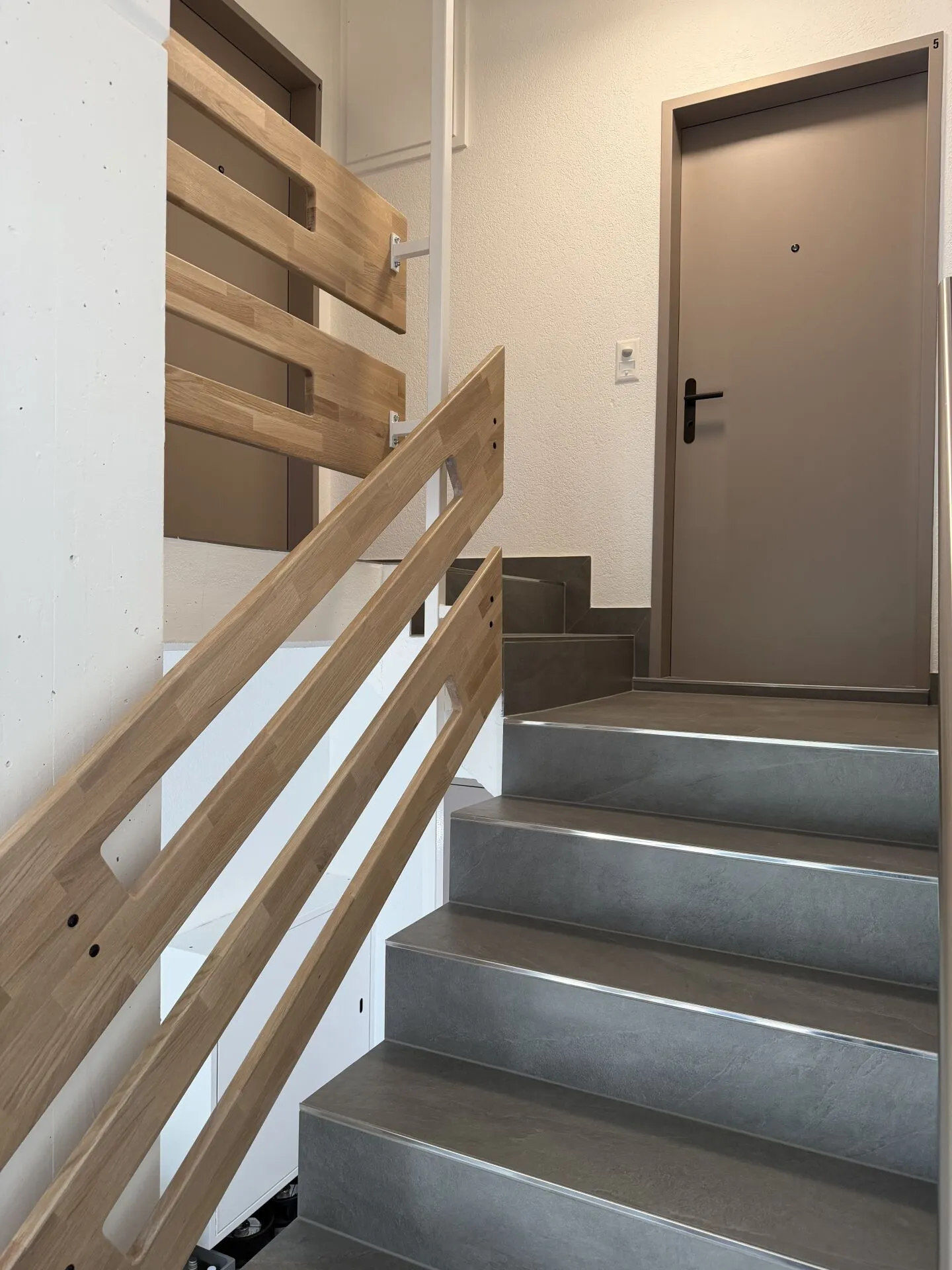 Wunderschöne 2,5 Zimmer im Erdgeschoss, komplett renoviert im Zentrum von Glovelier - Foto 10 von 11