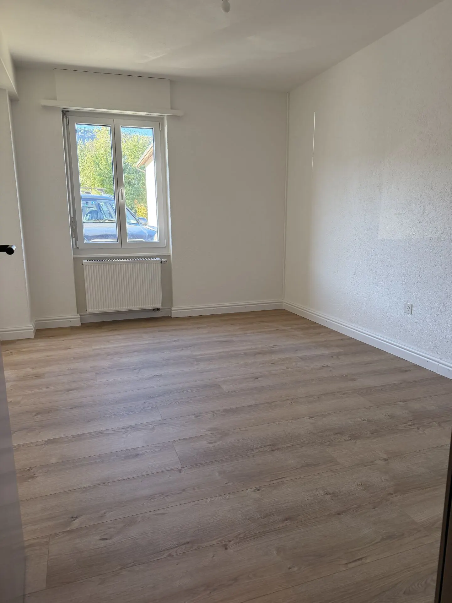 Wunderschöne 2,5 Zimmer im Erdgeschoss, komplett renoviert im Zentrum von Glovelier - Foto 4 von 11