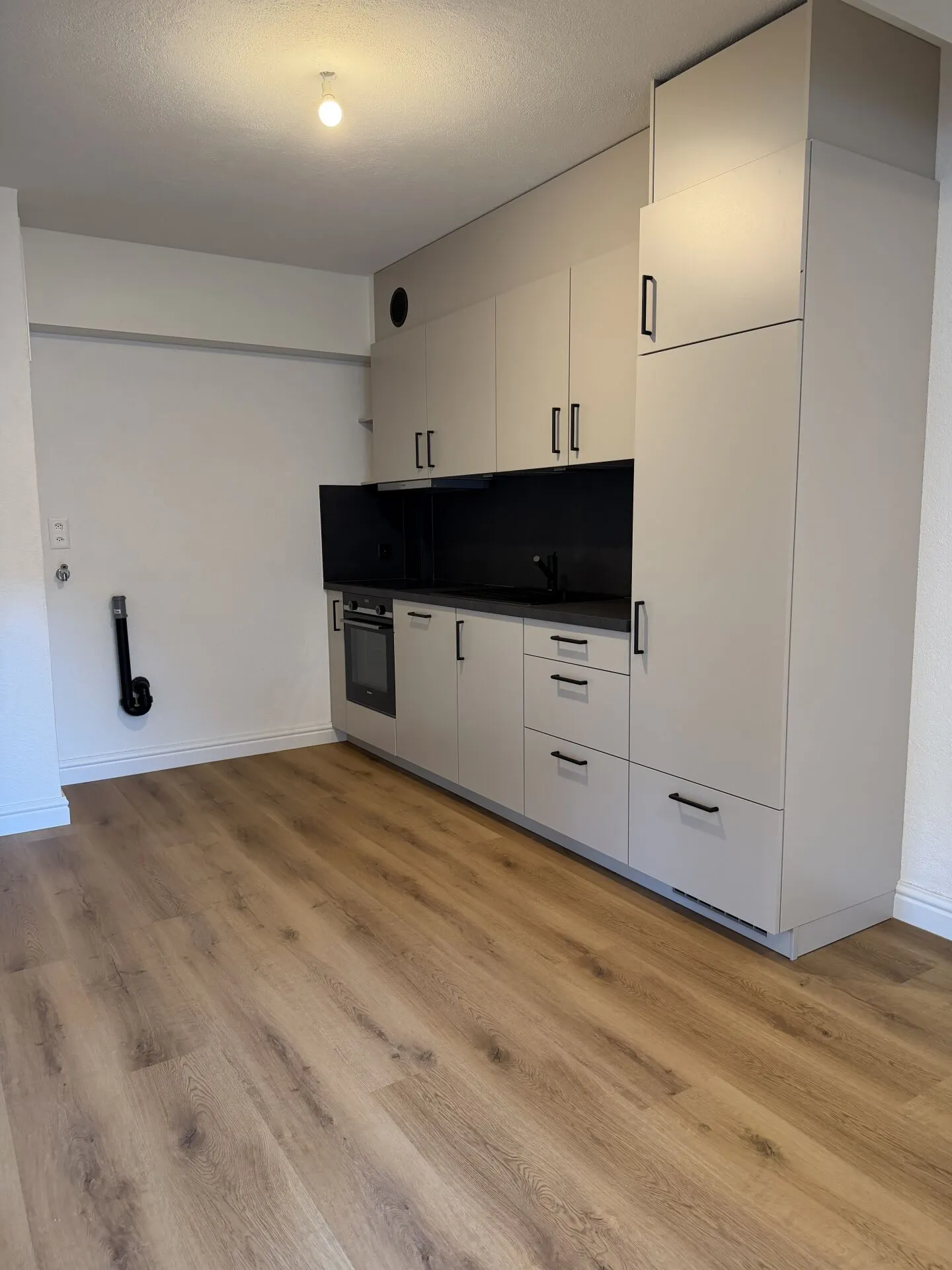 Wunderschöne 2,5 Zimmer im Erdgeschoss, komplett renoviert im Zentrum von Glovelier - Foto 5 von 11