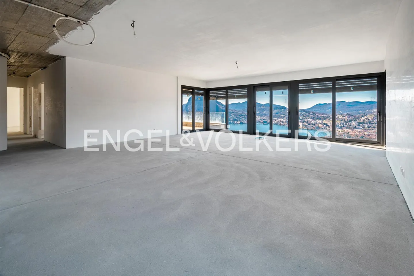 Apartment to design with garden, lake view & 7 parking spaces - Photo 2 of 13