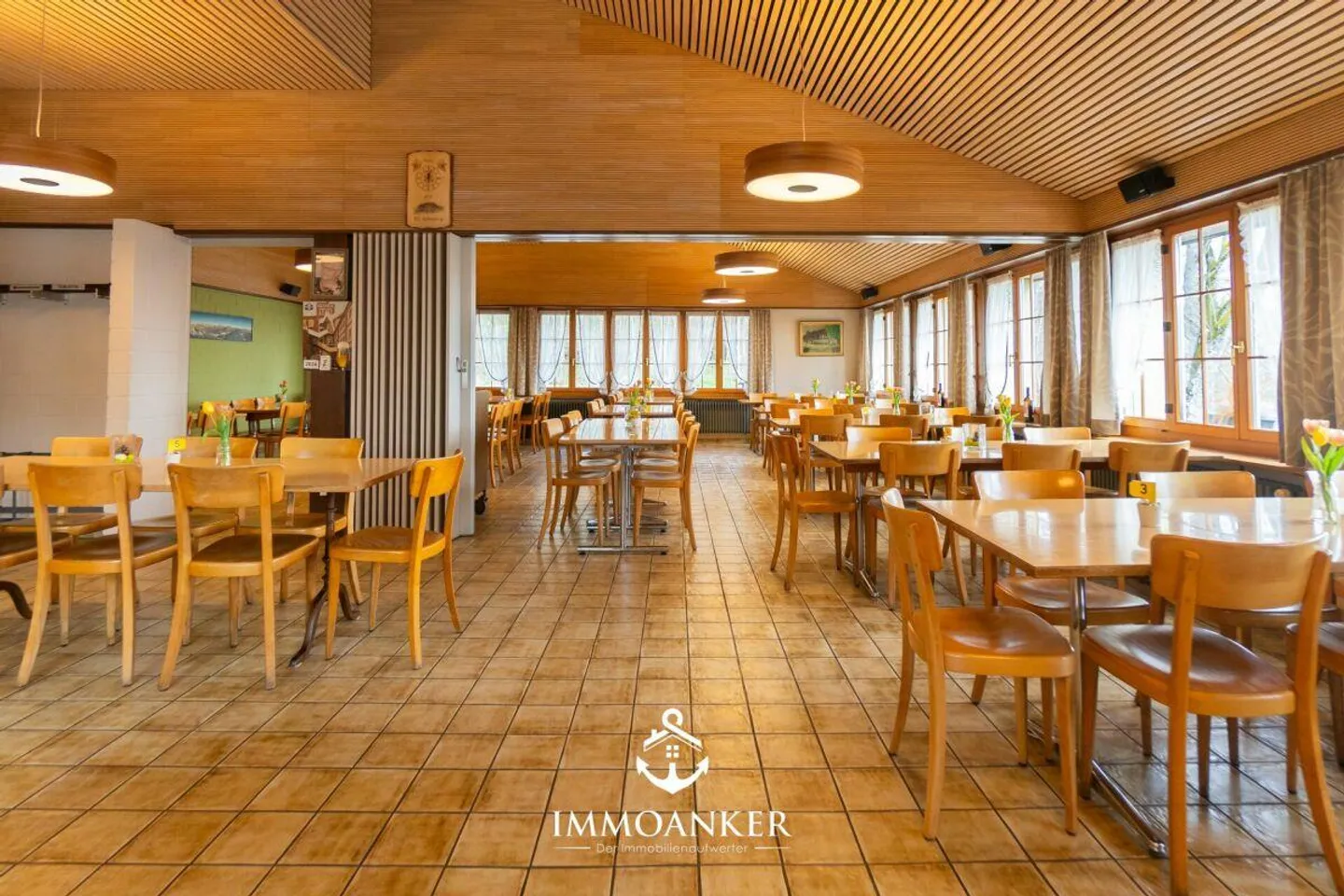 Ristorante di successo con appartamento di 4,5 stanze e molto spazio esterno a ... - Foto 2 di 11