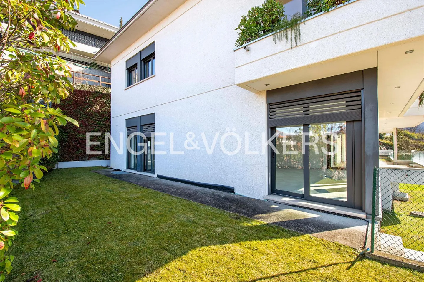 Apartment to design with garden, lake view & 7 parking spaces - Photo 12 of 13