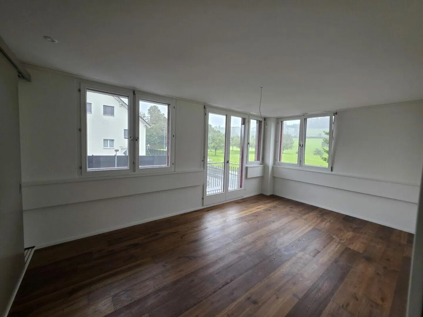 Traumhafte renovierte 4.5 Zimmer-Wohnung (120 m2) - Foto 3 von 15