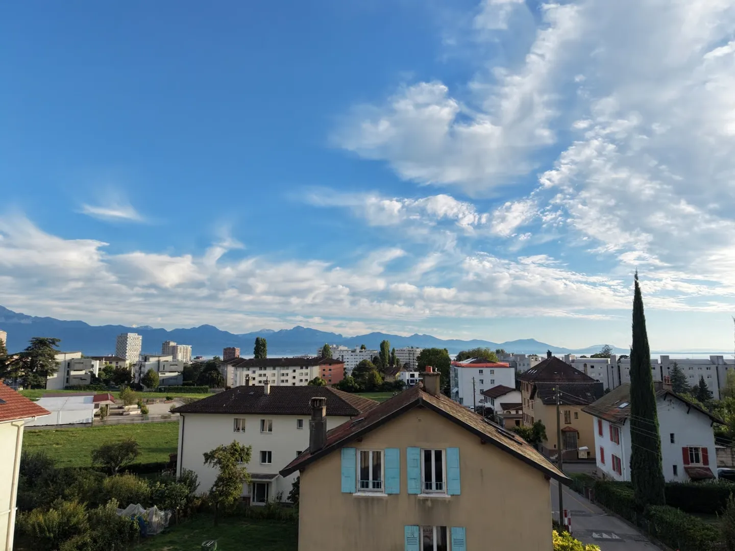 PRILLY -- ELEGANZ AN DEN TOREN VON LAUSANNE - Foto 6 von 8