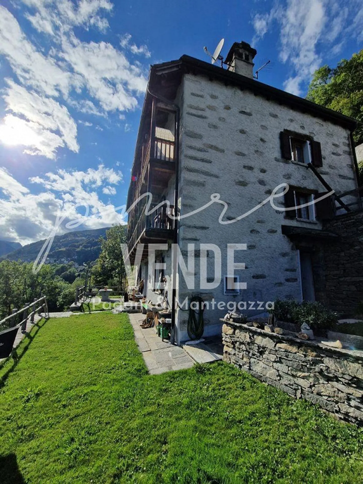 Charming 5.0 Apartment in Rustic Two-Family House with Grottino and Panoramic Garden - Photo 18 of 21