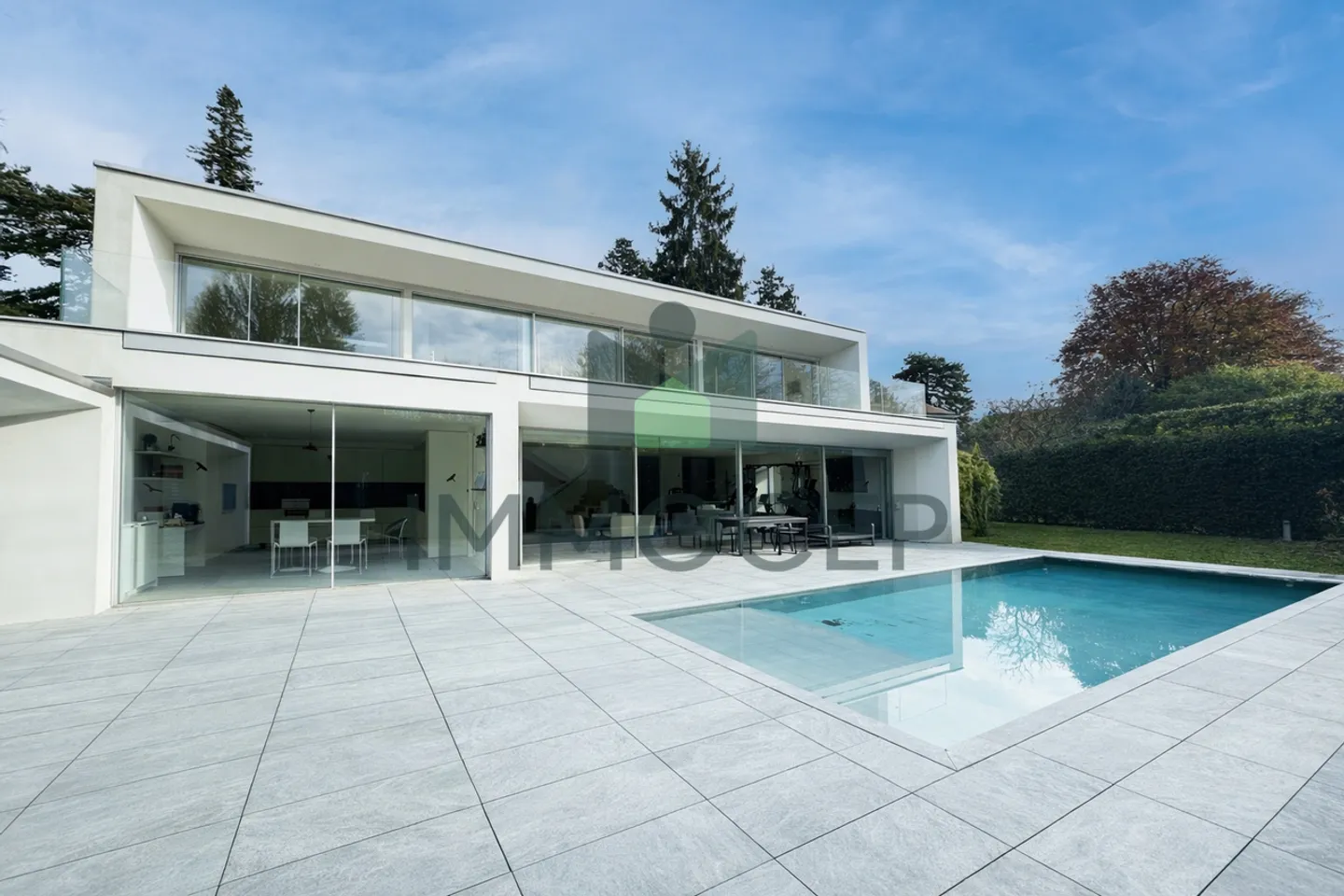 Moderne Familienhaus mit Pool - Foto 1 von 12