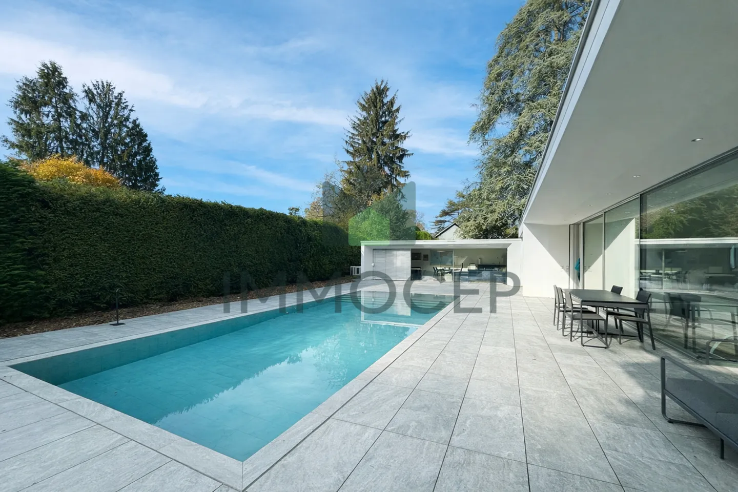 Moderne Familienhaus mit Pool - Foto 12 von 12