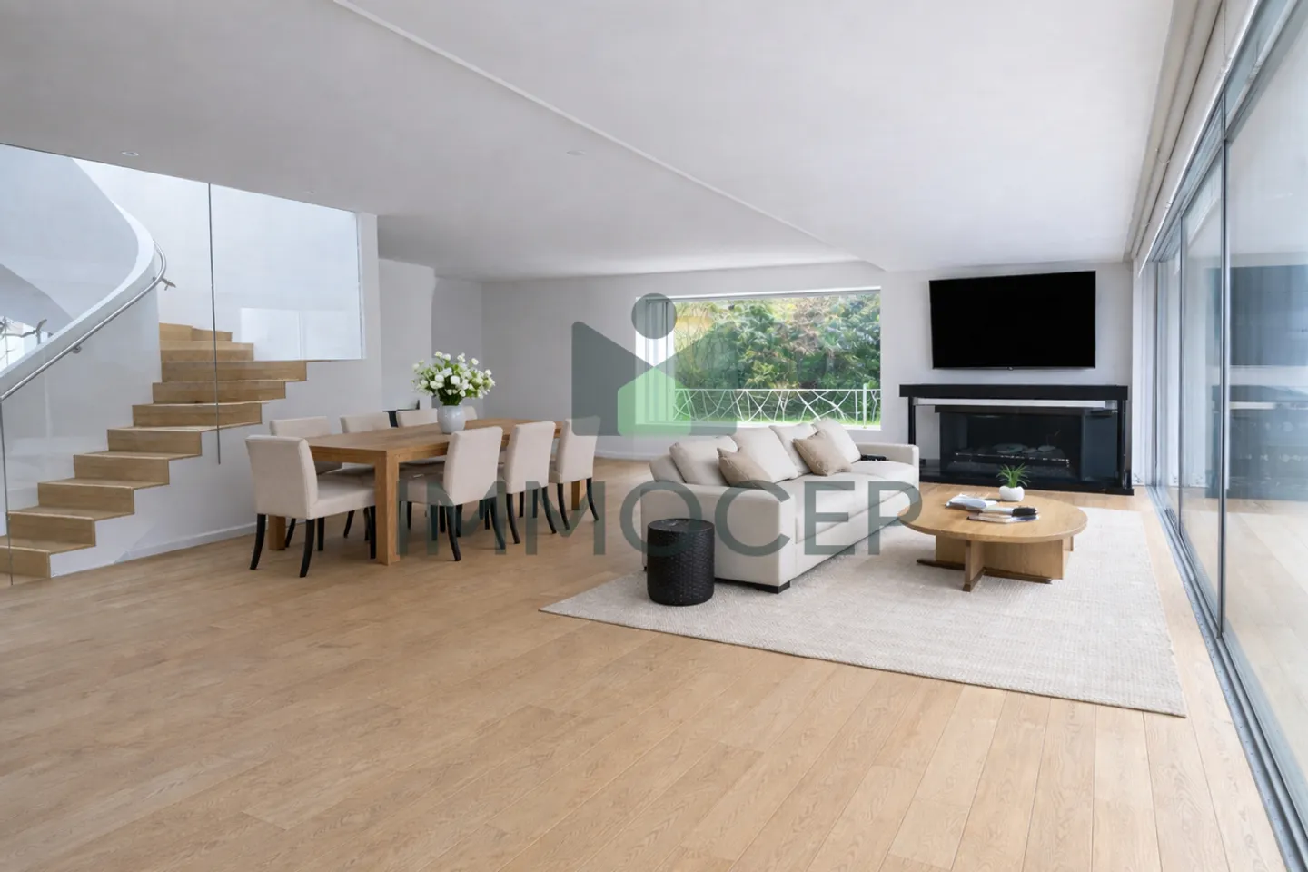 Moderne Familienhaus mit Pool - Foto 2 von 12