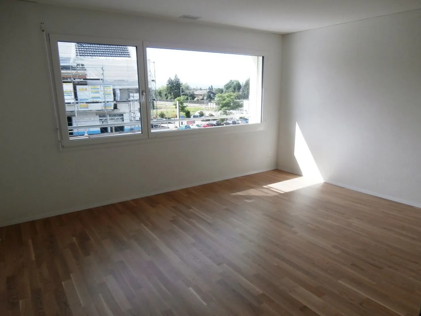 Moderne 2.5-Zimmerwohnung - Foto 3 von 10