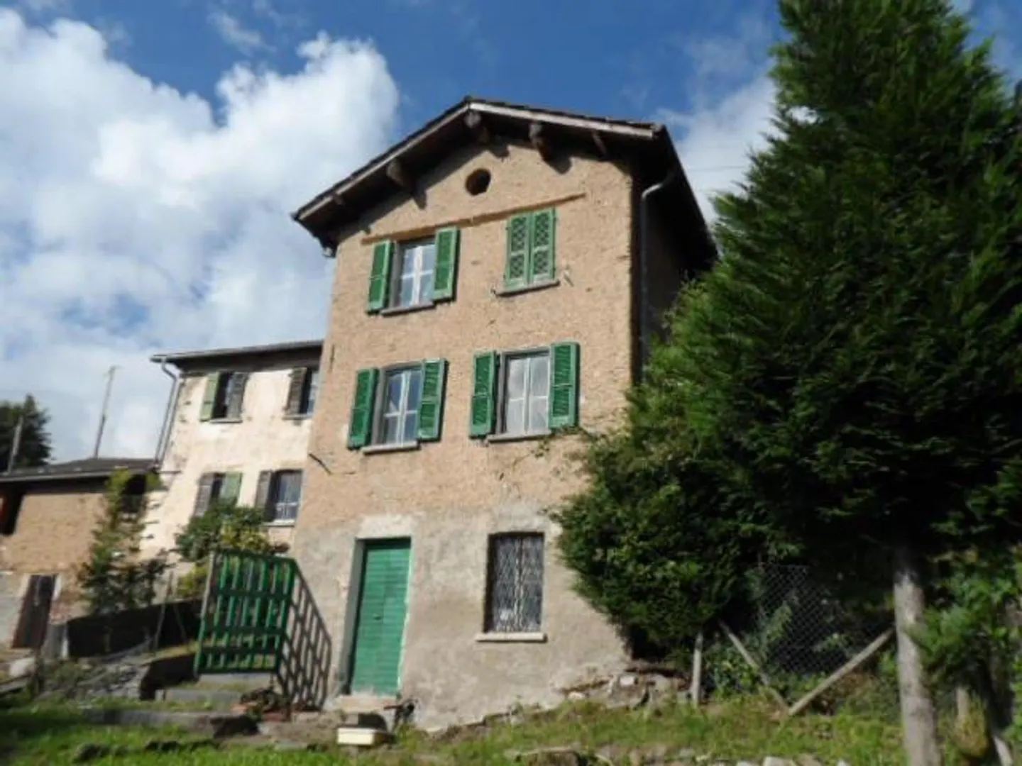 Certara - Lugano sees a Ticinese house to be renovated with building license - Photo 1 of 13