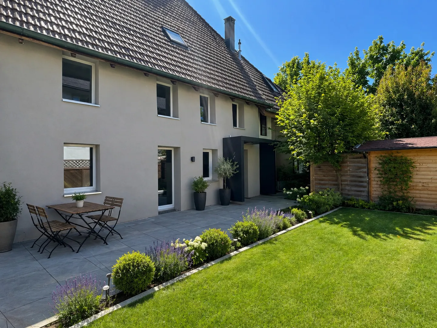 Casa bifamiliare recentemente ristrutturata con giardino a Wohlen AG - Foto 1 di 13