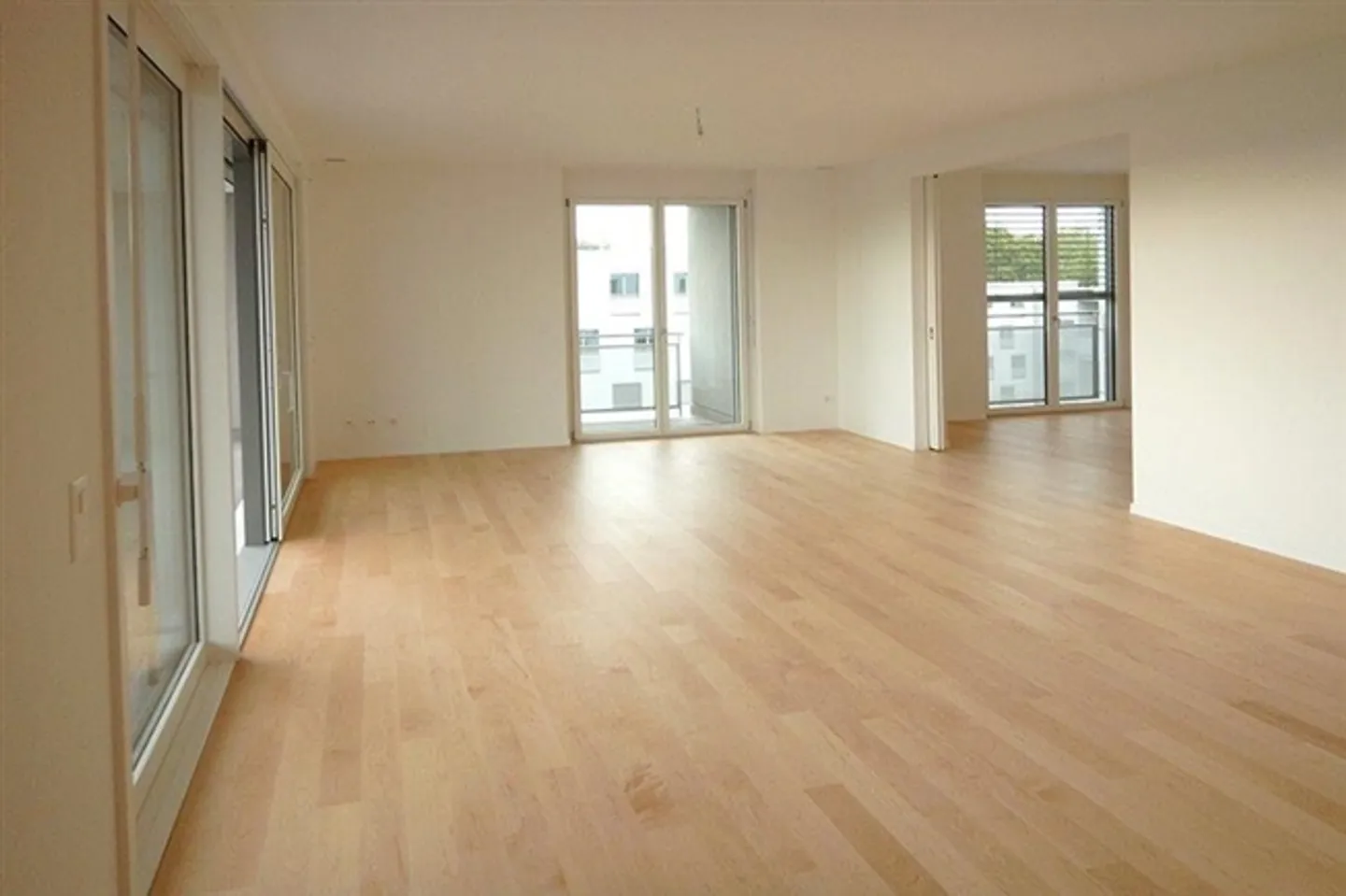 Outstanding 6-Room Apartment - Photo 3 of 6