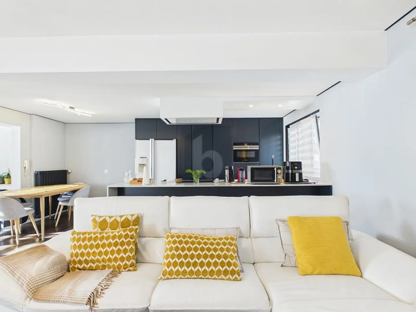 Schöne renovierte Villa mit 3 Wohnungen und Garten - Foto 3 von 6