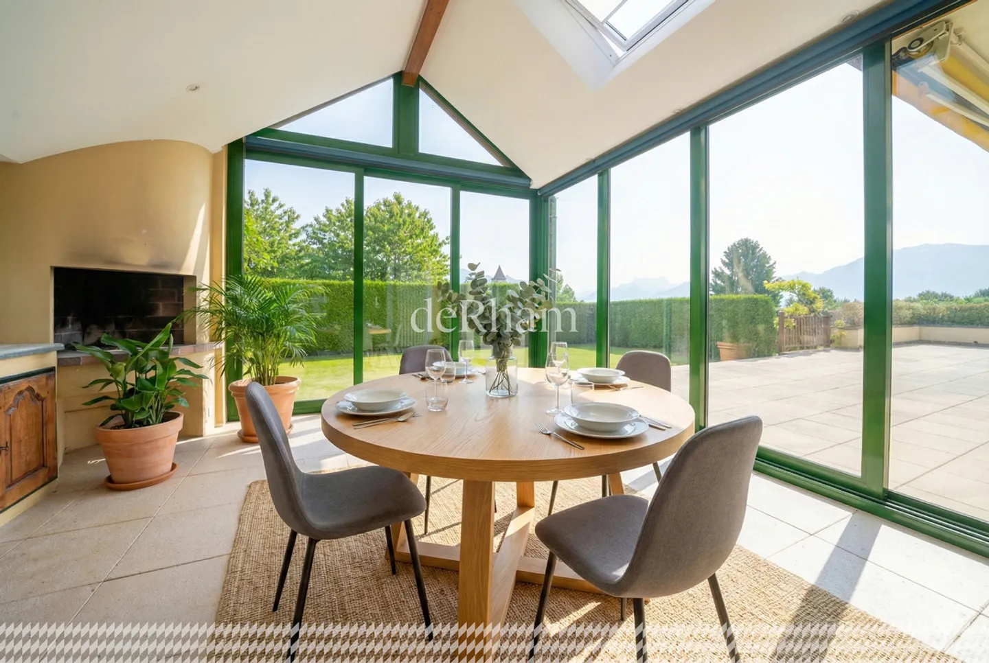 Magnificent property in a preferred residential area! - Photo 6 of 18