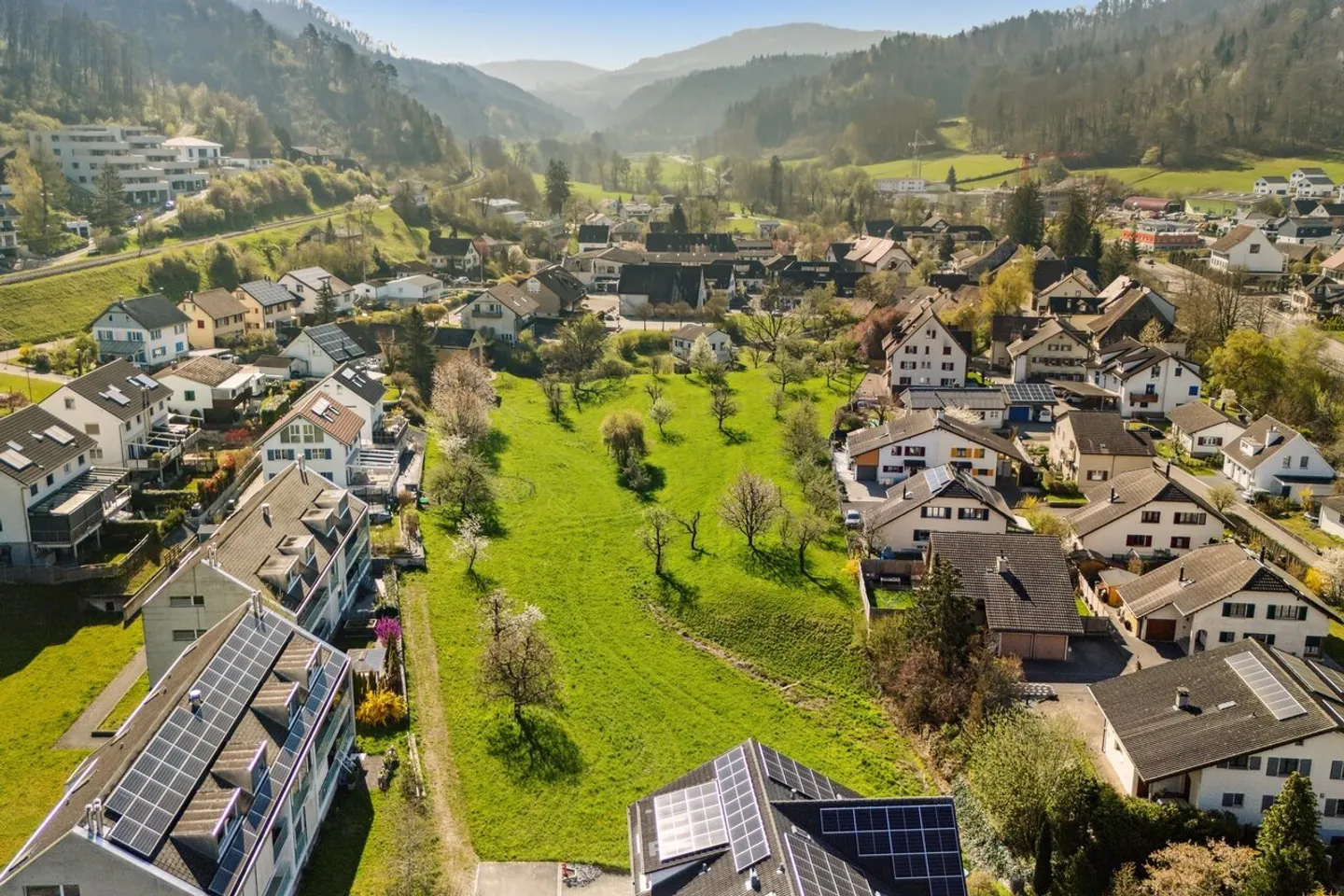 Perfetto per gli investitori: Terreno edificabile generoso in posizione privilegiata - Foto 1 di 3