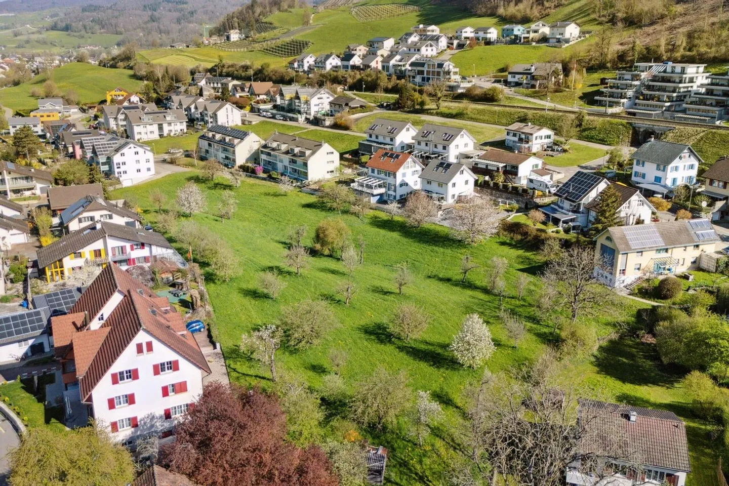 Perfetto per gli investitori: Terreno edificabile generoso in posizione privilegiata - Foto 2 di 3