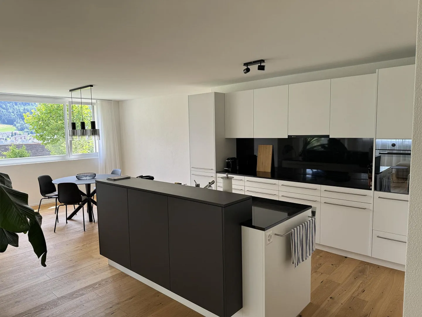 Dreamlike 3.5-Room Garden Apartment with Spectacular Mountain Panorama - Photo 1 of 16