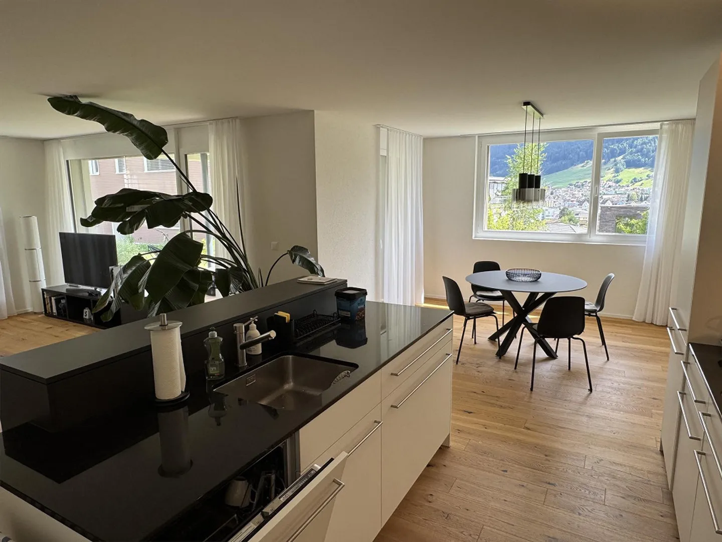 Dreamlike 3.5-Room Garden Apartment with Spectacular Mountain Panorama - Photo 2 of 16