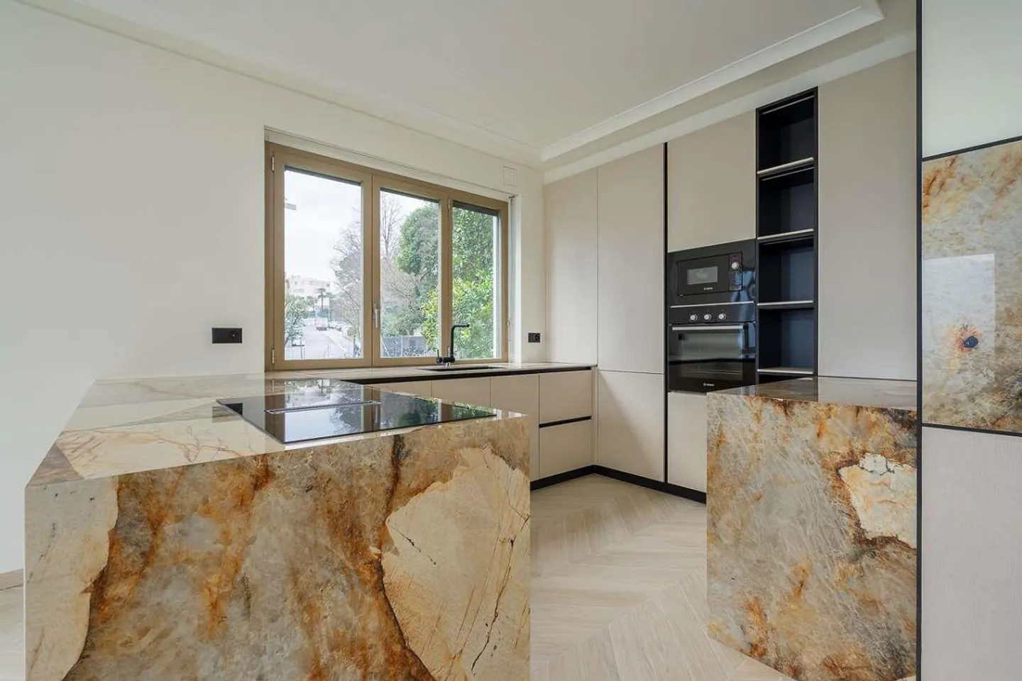 Spectacular 3.5 rooms just steps from the center - Photo 4 of 12