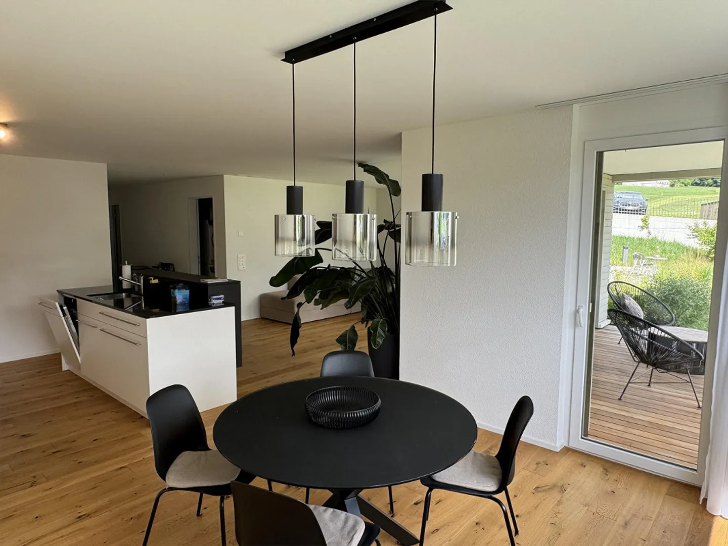 Dreamlike 3.5-Room Garden Apartment with Spectacular Mountain Panorama - Photo 3 of 16