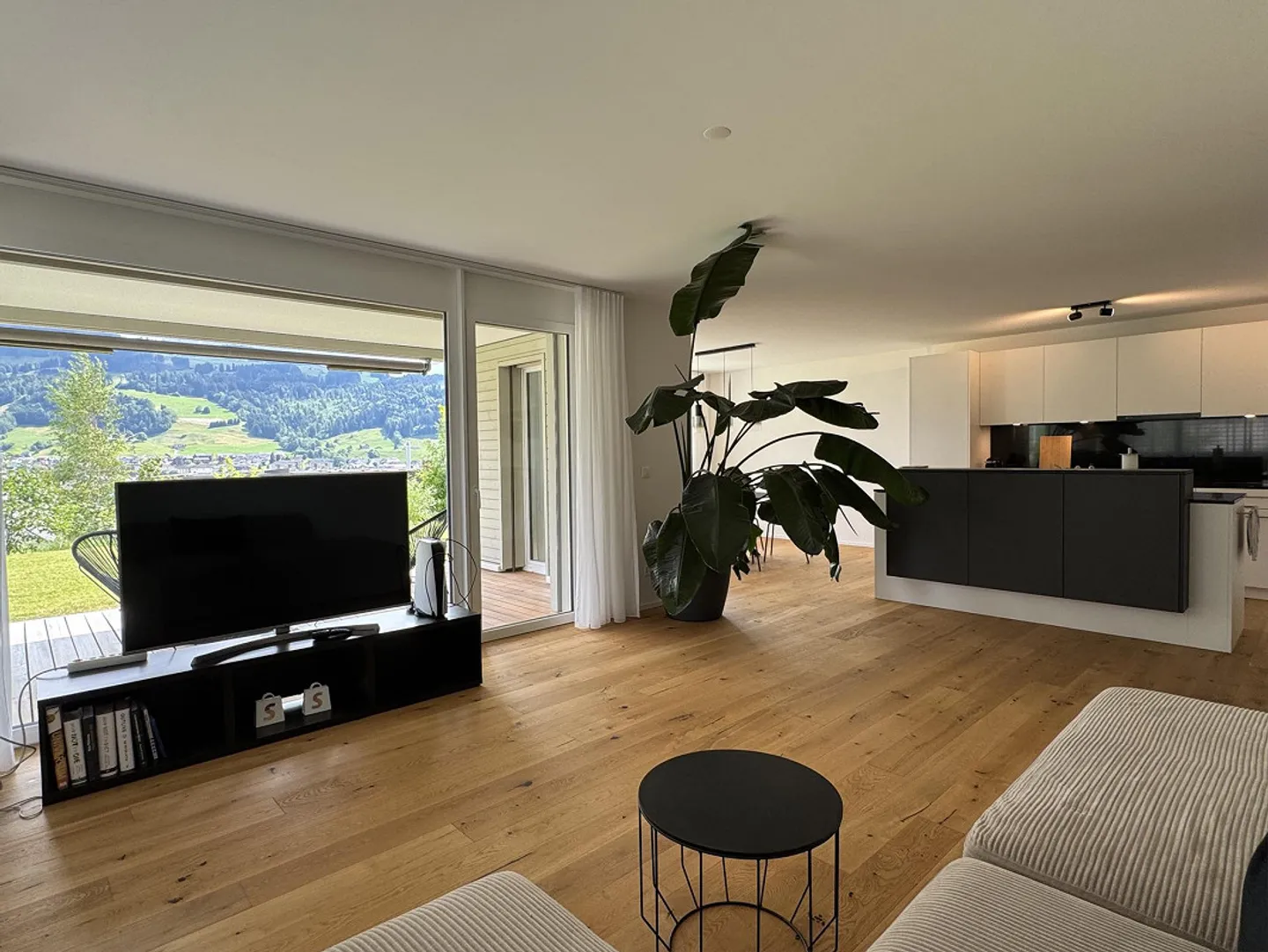 Dreamlike 3.5-Room Garden Apartment with Spectacular Mountain Panorama - Photo 4 of 16