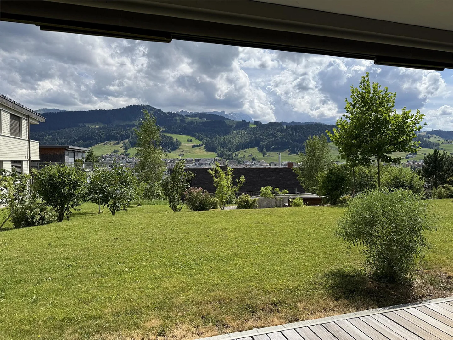 Dreamlike 3.5-Room Garden Apartment with Spectacular Mountain Panorama - Photo 7 of 16