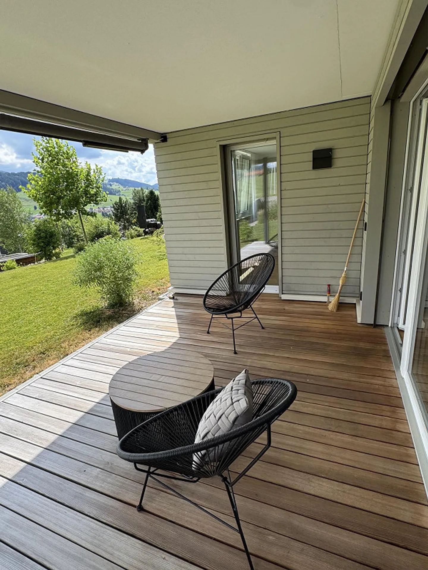 Dreamlike 3.5-Room Garden Apartment with Spectacular Mountain Panorama - Photo 5 of 16