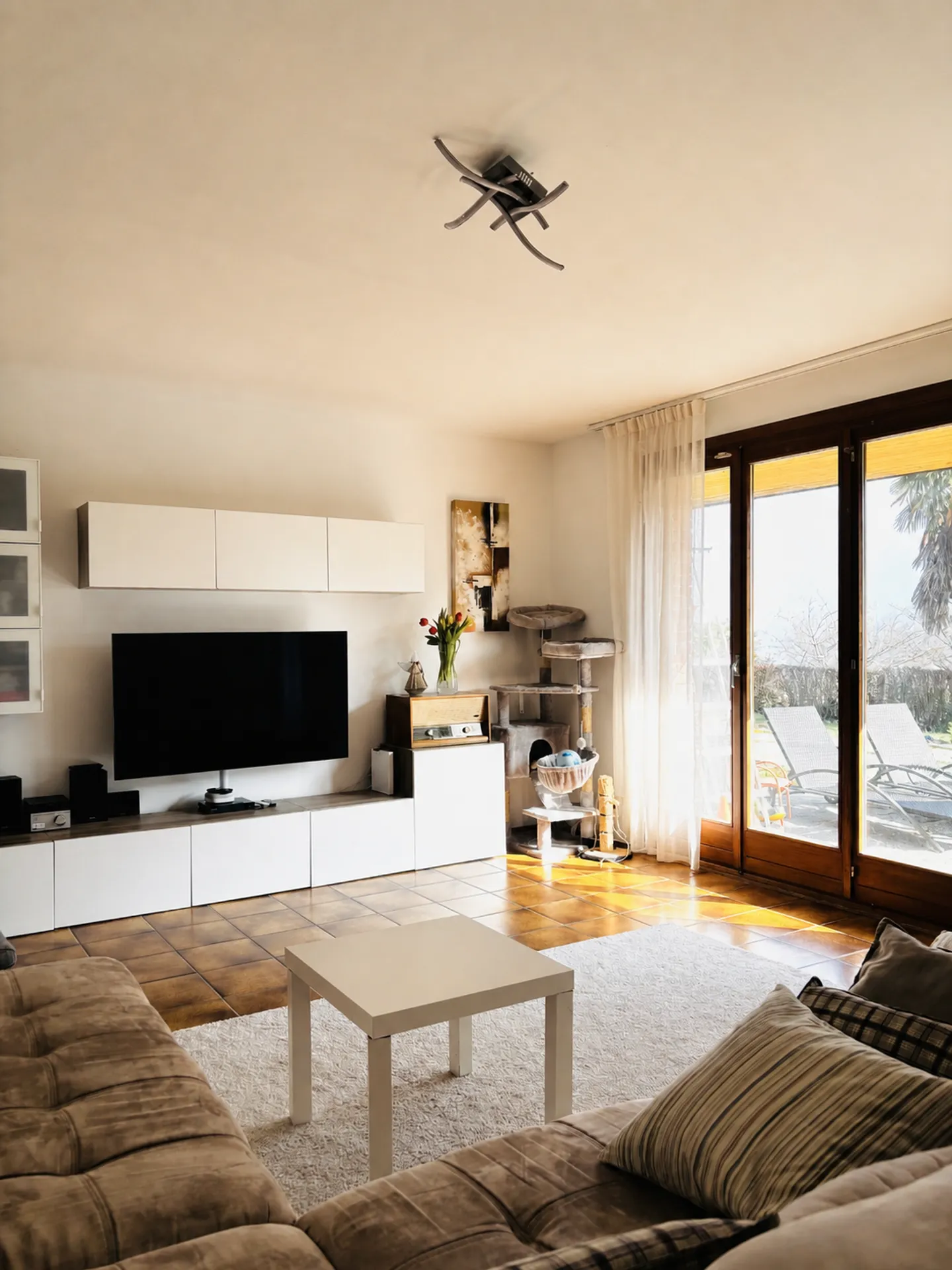 Casa unifamiliare con 6 camere, aperta sui vigneti! - Foto 3 di 8
