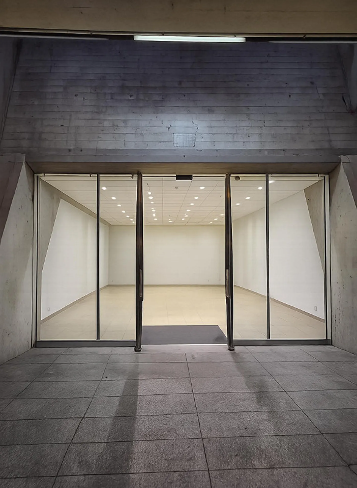 Spazio commerciale centrale con grande vetrina alla stazione di Stadelhofen - Foto 1 di 3
