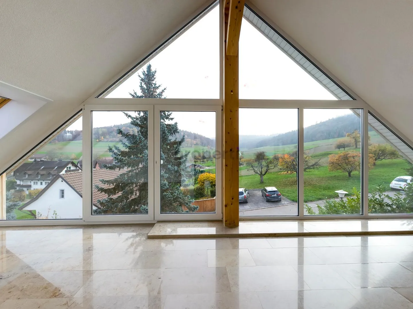 Light-Filled Dream Home in Weiach: Stylish 3.5-Room Attic Apartment with High Ceilings and Great Views - Photo 4 of 13