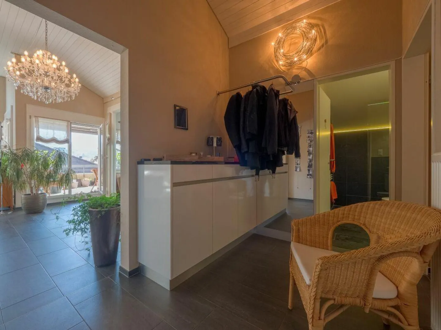Spacious 4.5 Room Penthouse with 2 Parking Spaces in a Central Location - Photo 2 of 13