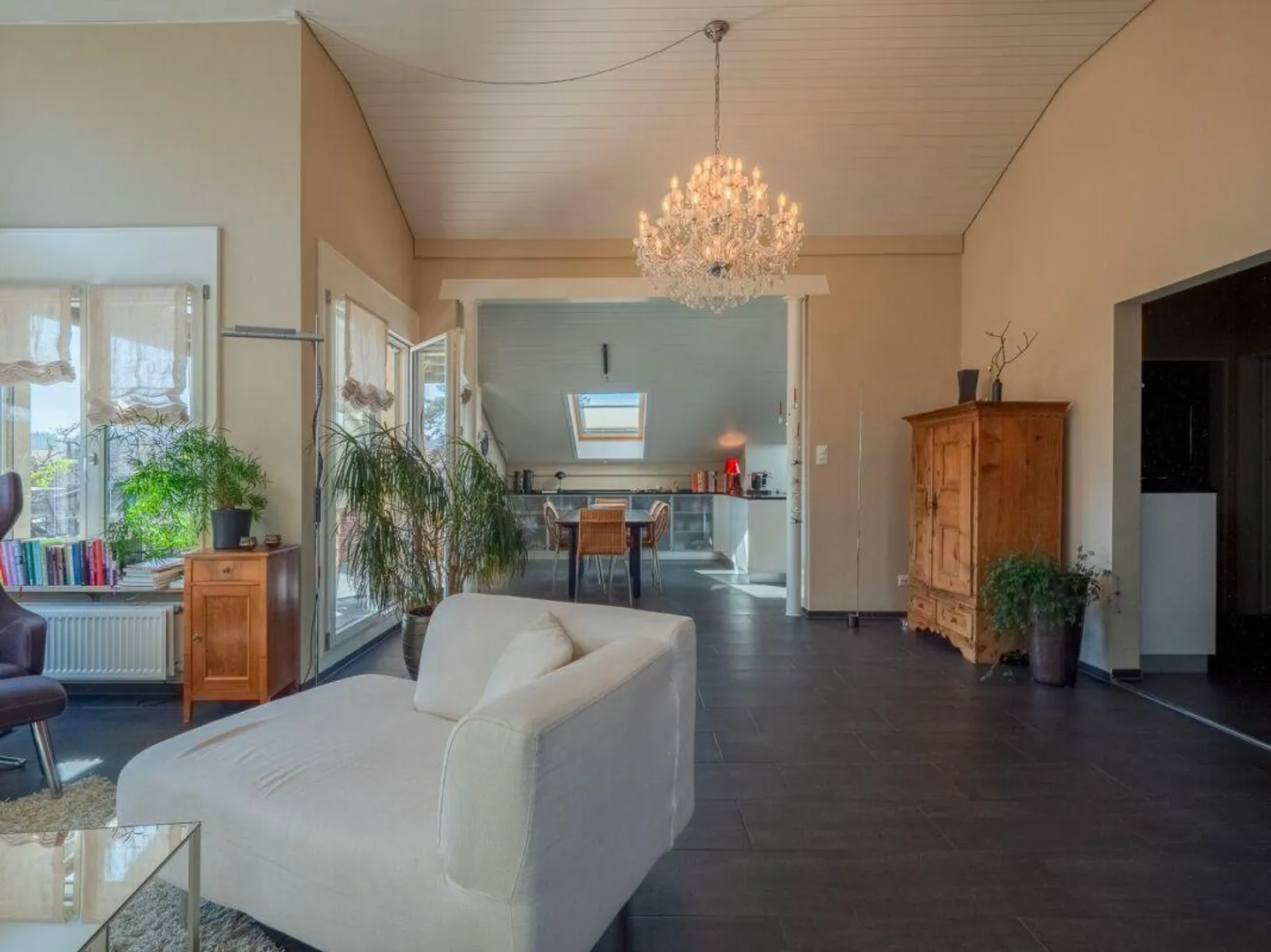 Spacious 4.5 Room Penthouse with 2 Parking Spaces in a Central Location - Photo 3 of 13
